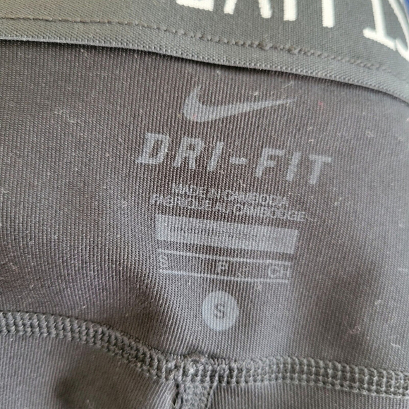 Nike Capri Yoga Pants Women’s. Size Small. Excellent Condition Pre-owned - Picture 8 of 8